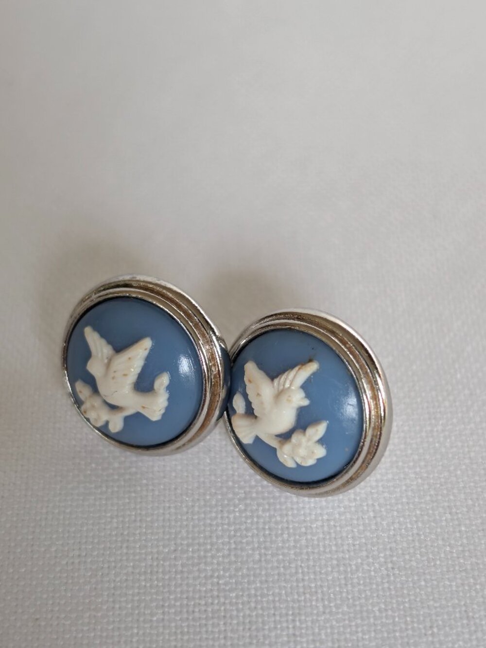 Avon Vintage Cameo Silhouette Dove Olive Branch Earrings Blue White Silver
